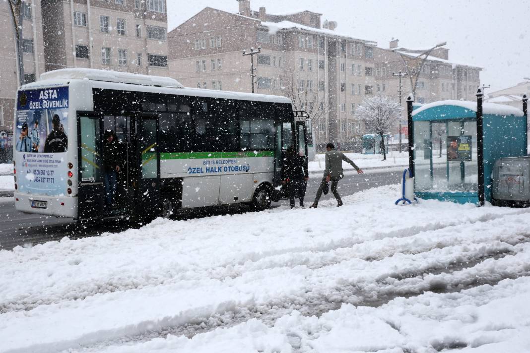 Bitlis ve Bingöl'de eğitime kar engeli 26